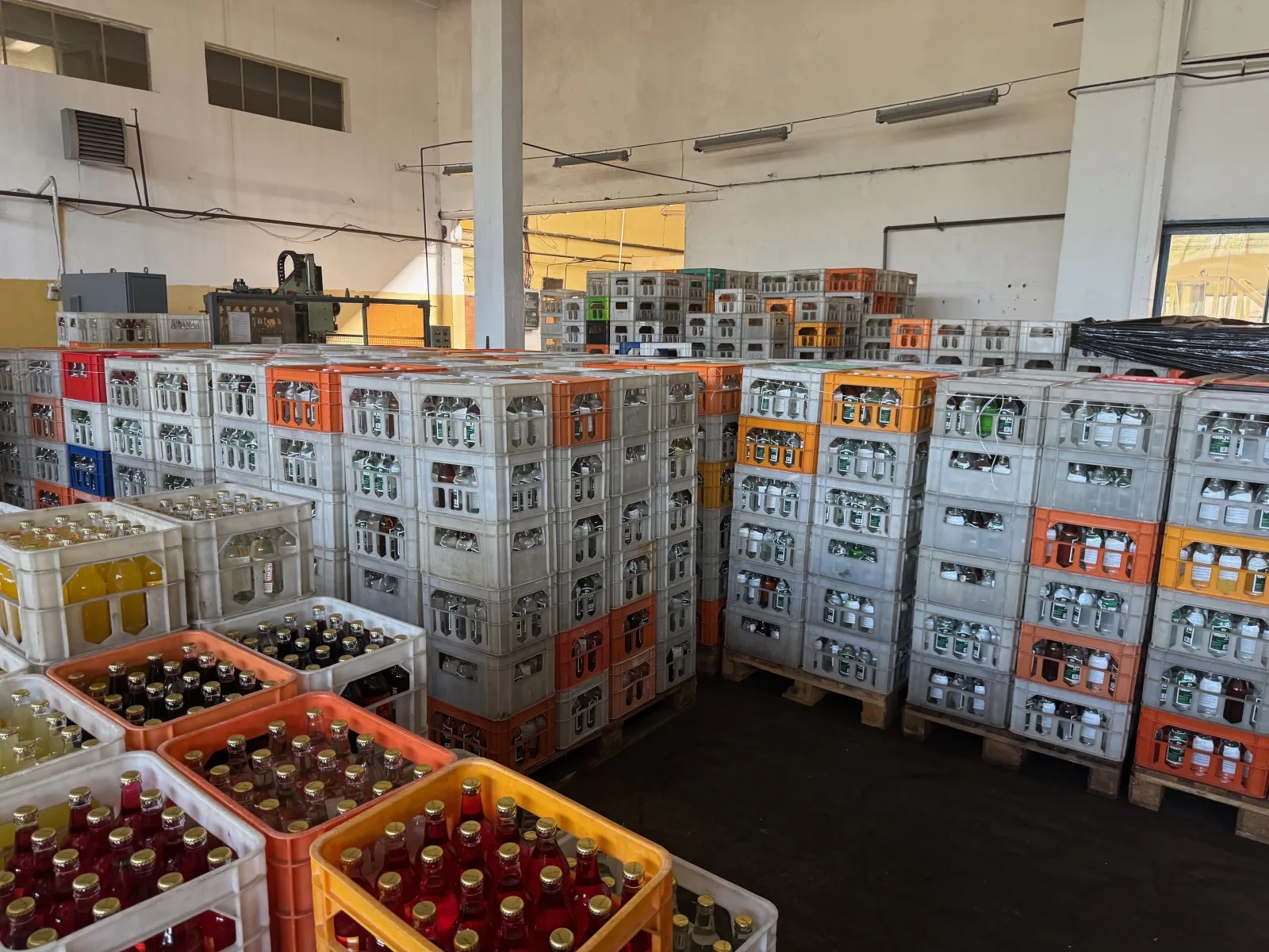 Skrzynki z produktami Galicya w magazynie w Narolu